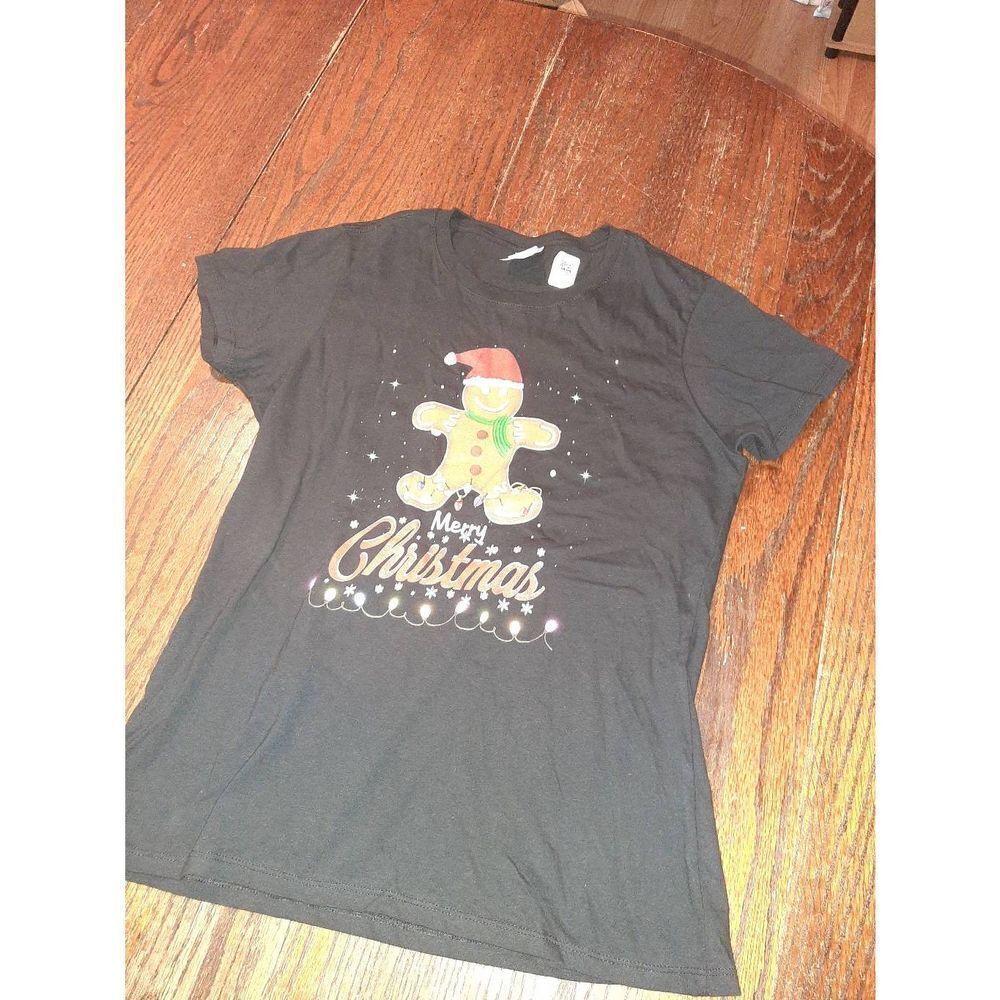 New Medium Short Sleeve Gingerbread Merry Christmas Holiday Tee TShirt Top NWT